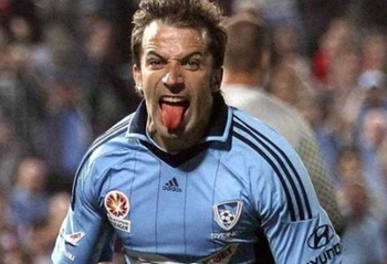 队友送大礼！QPR绝杀功臣疯狂庆祝，下一秒只剩底裤苦笑