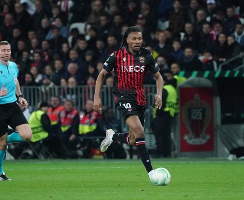 致敬蓝军传奇，库库雷利亚度假时身穿德罗巴球衣