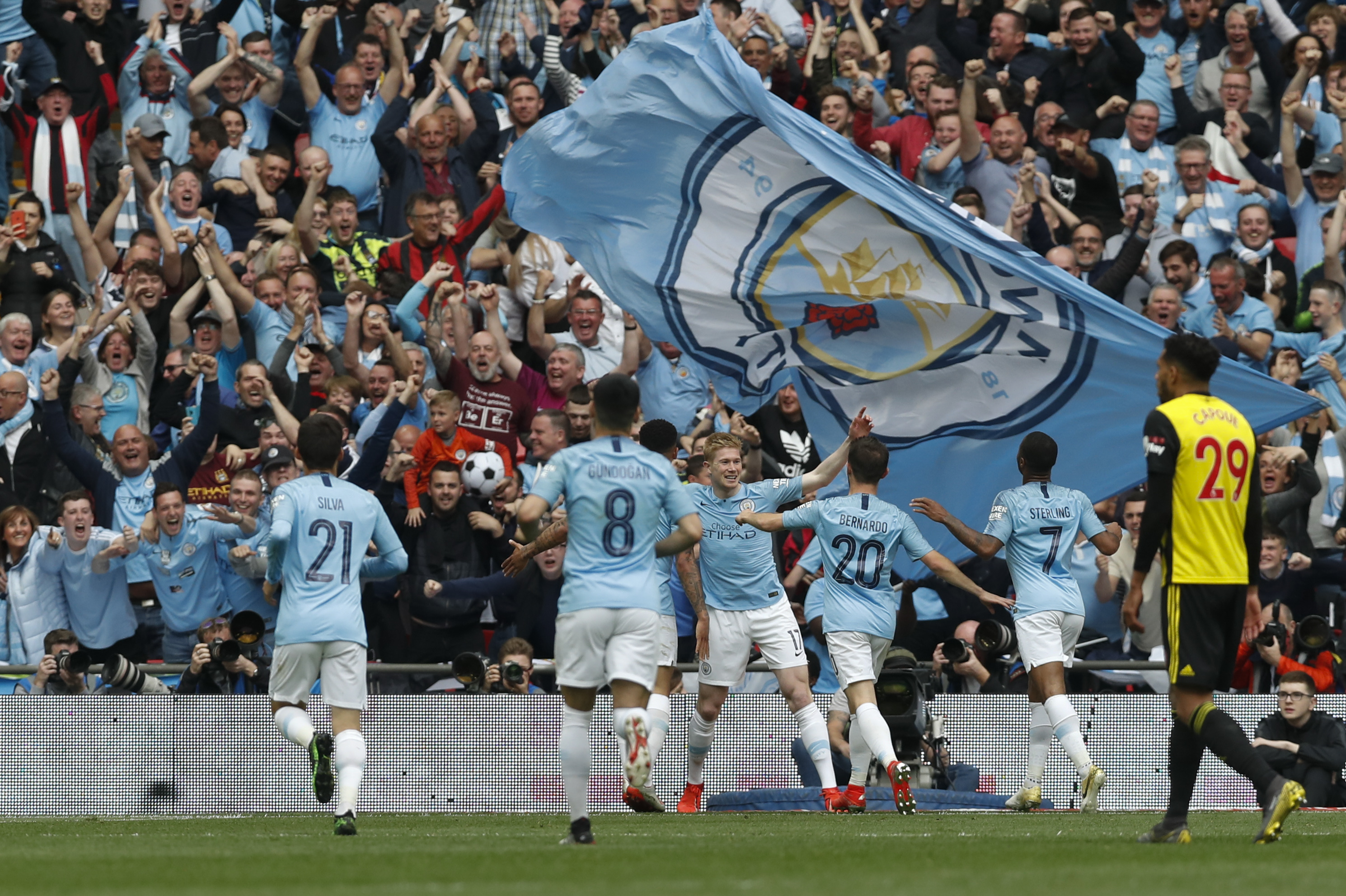 杜兰特：你永远都不知道阿门每晚会做些什么，因为他无所不能