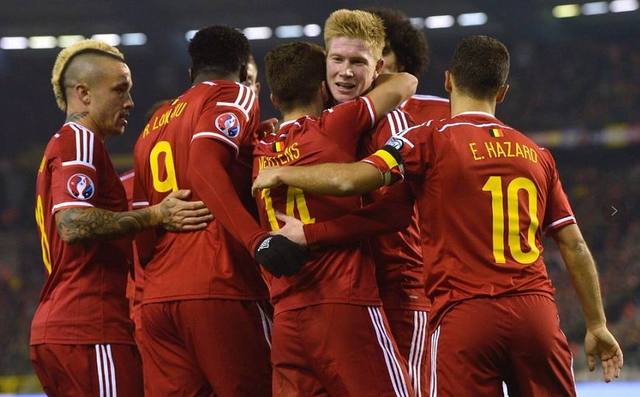 梦幻联动！T1四人组造访拜仁主场，领取印有自己名字的拜仁队服